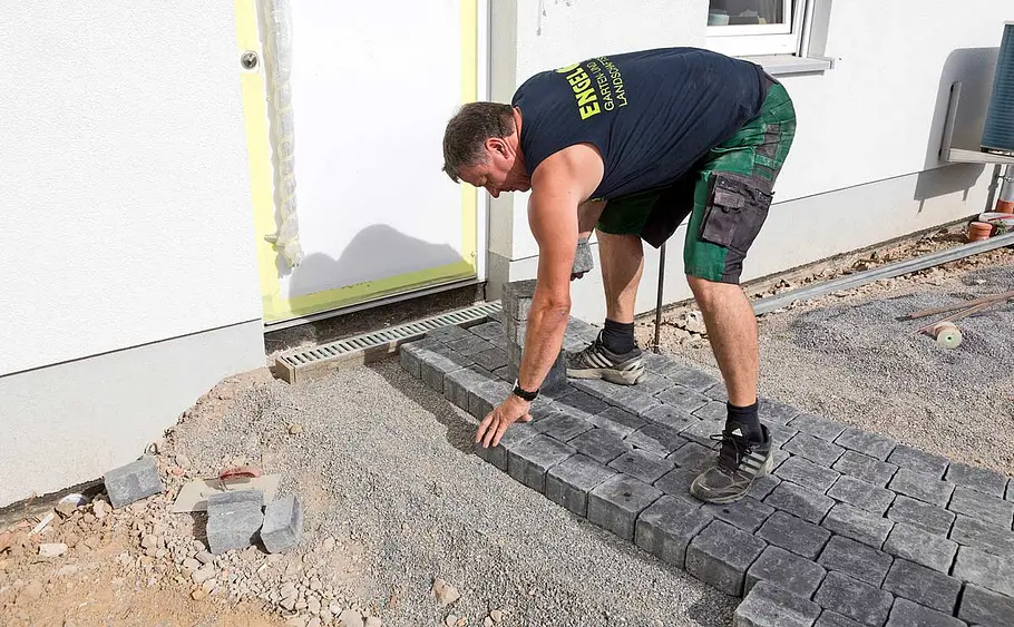 Weg zum Haus pflastern