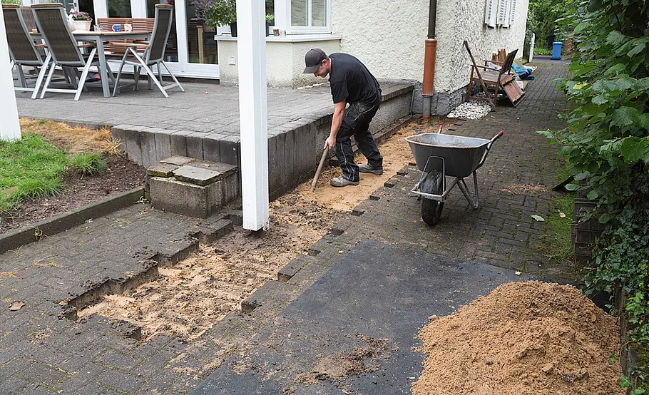 Terrasse mit Stufen in den Garten