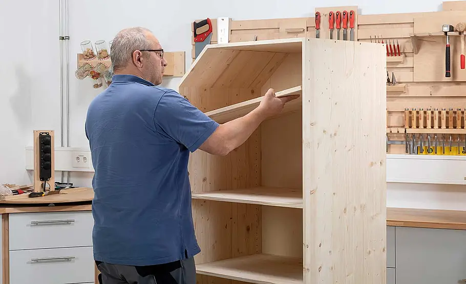 Schrank für unter die Treppe bauen