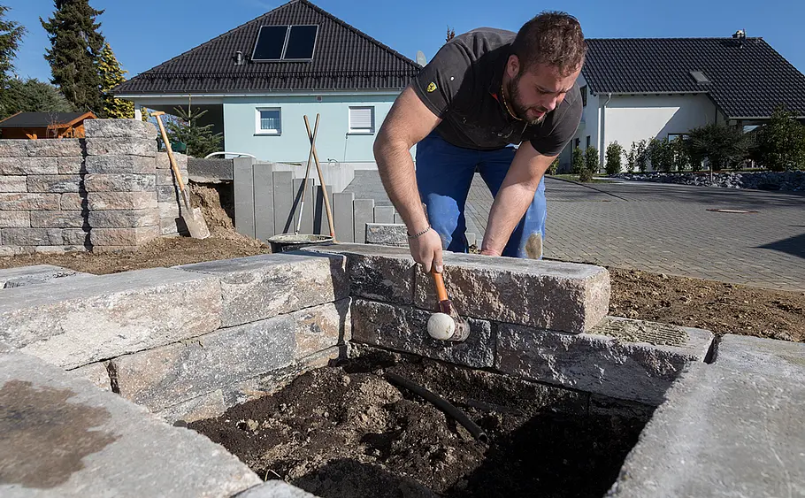 Stufen-Hochbeet aus Betonsteinen mauern