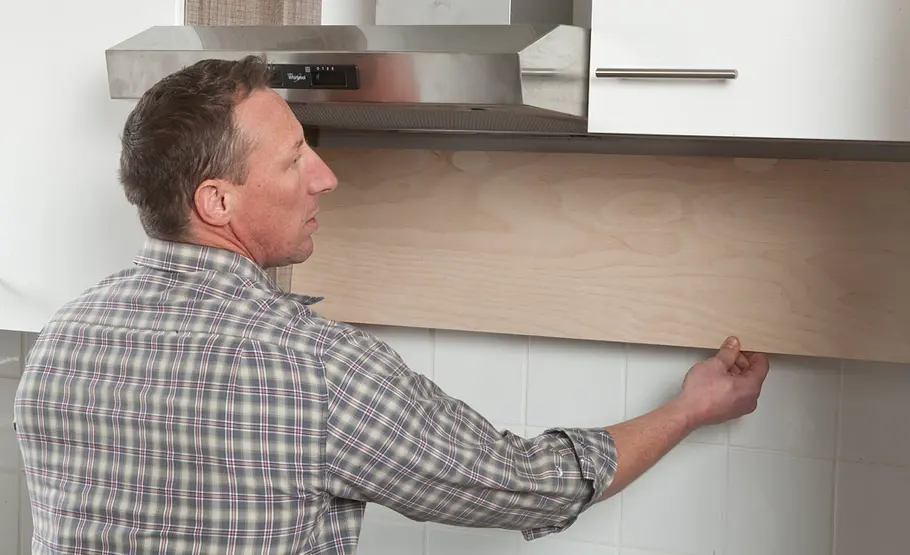 Küchenrückwand aus selbstklebenden Effektplatten