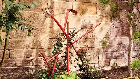 Upcycling-Rankhilfe aus alten Gartengeräten bauen - Foto: Hersteller / Bosch Home & Garden