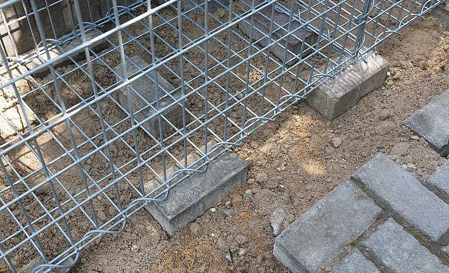 Terrasse mit Stufen in den Garten