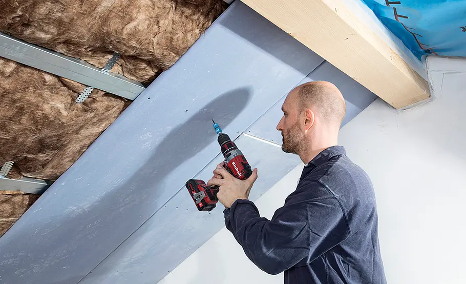 Dachstuhl mit Gipskartonplatten beplanken