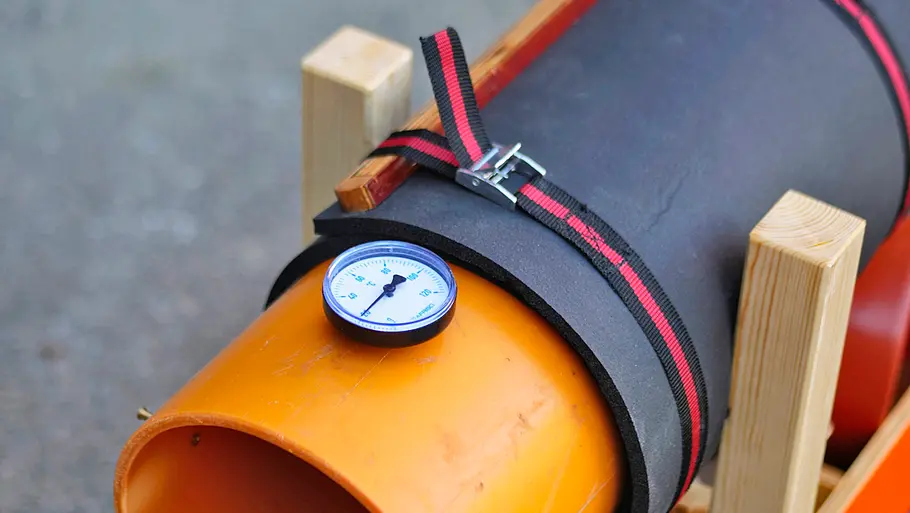 Das Thermometer wird in die eingeschraubte Messinghülle gesteckt