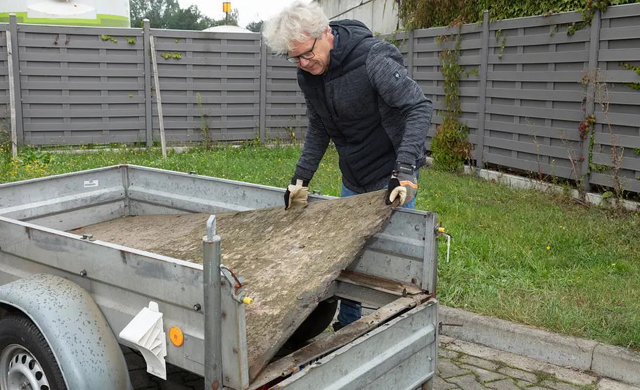 Ladefläche des Kfz-Anhänger reparieren