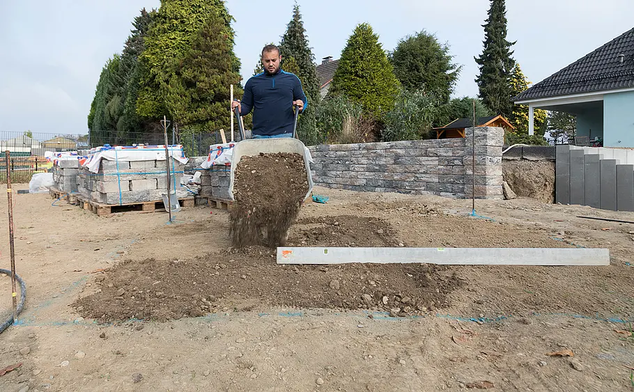 Stufen-Hochbeet aus Betonsteinen mauern