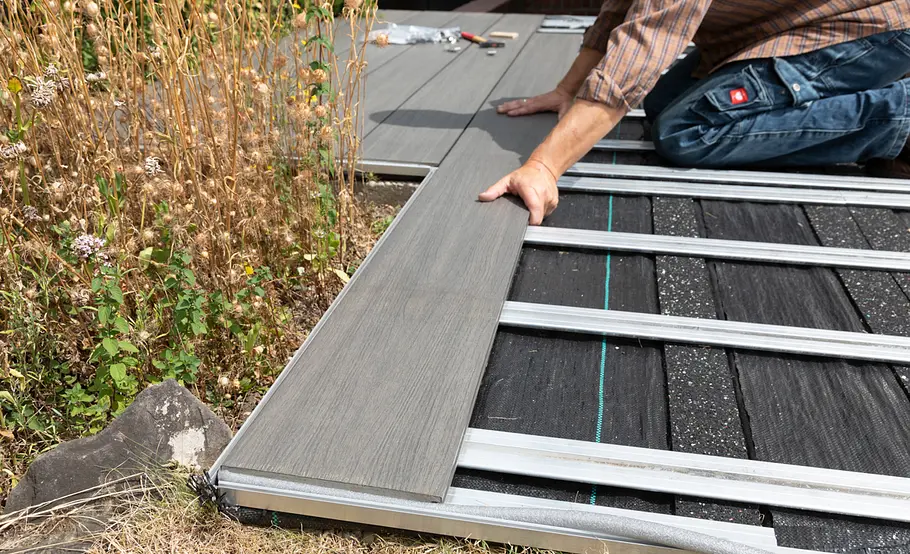 Terrassensanierung: WPC-Dielen im Wechselverband verlegen