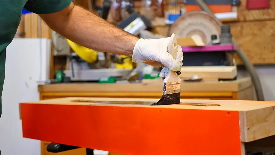 Die Ablage wird lackiert
