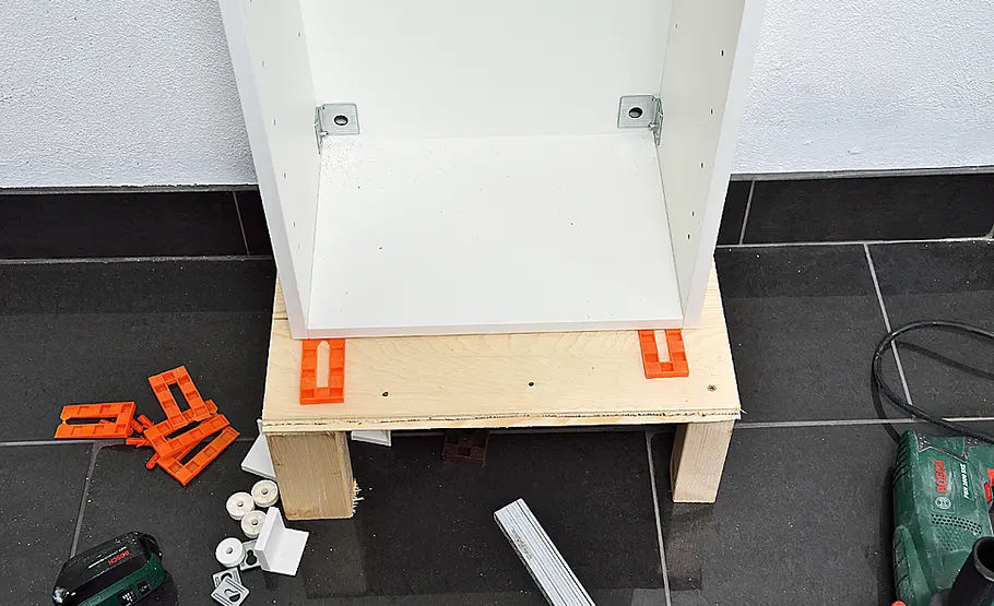 Ikea-Spiegelschrank montieren