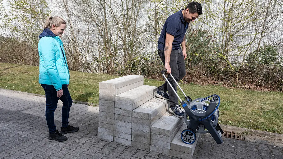 VPA-Prüfer Chris Parin zieht die Schlauchwagen Treppauf, Treppab.