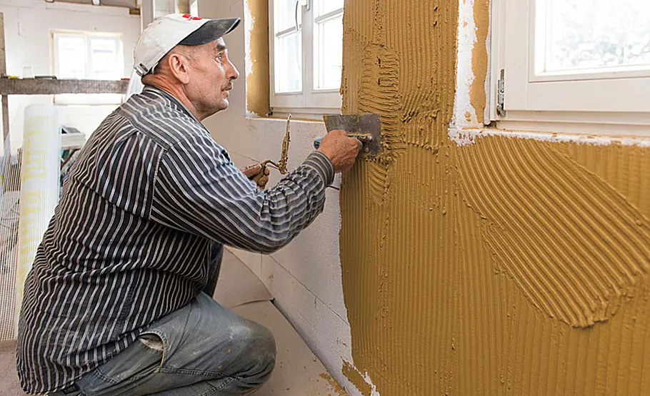 Lehmputz auftragen und verarbeiten