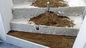 Treppe aus Natursteinplatten - Foto: sidm / Archiv