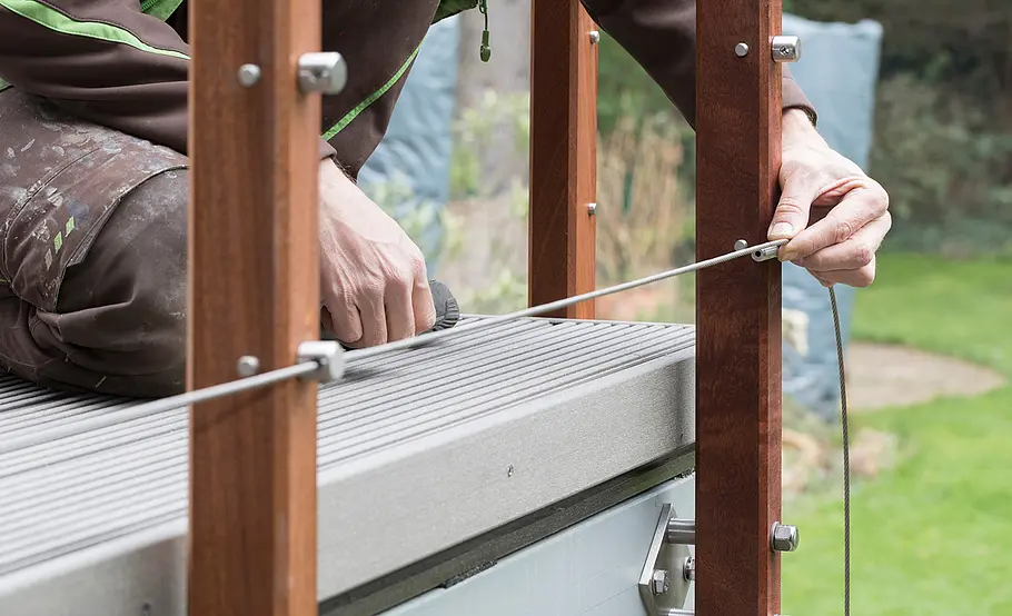 Hochterrasse aus Holz – Geländer