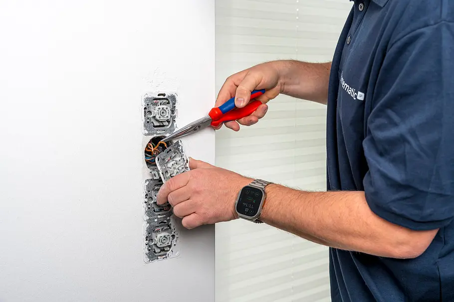 Smarte Beschattung Installation eines smarten Schaltereinsatzes in einer Unterputzdose zur automatisierten Steuerung von Rollläden oder Beschattungssystemen.