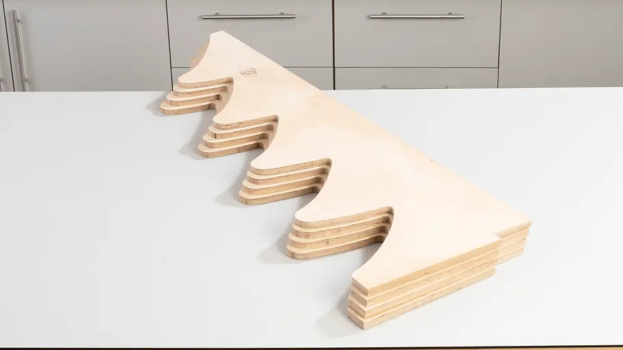 Aufeinanderliegende Holzbaumhälften