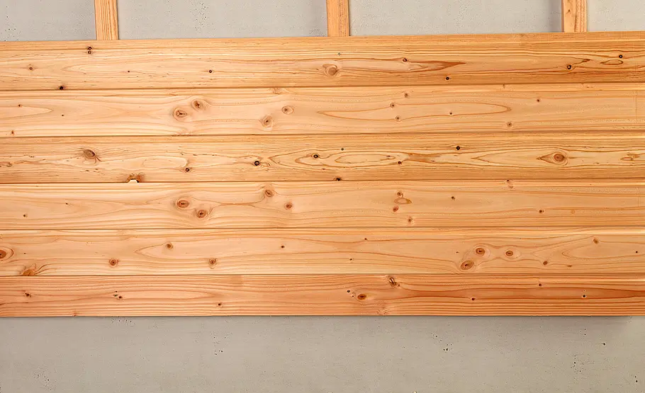 Waagerechte Holzverkleidung vor Nässe schützen