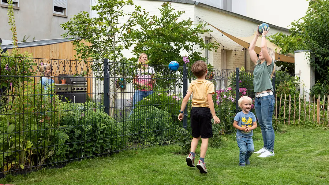 Gartenzaun aus Doppelstabmatten selber bauen - Foto: sidm / CK Gartenzaun aus Doppelstabmatten selber bauen - Foto: sidm / CK