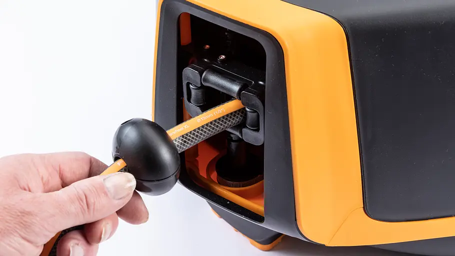 Schlauchtrommel-Test Bei Fiskars wird der Schlauch allseitig mit Rollen geführt.