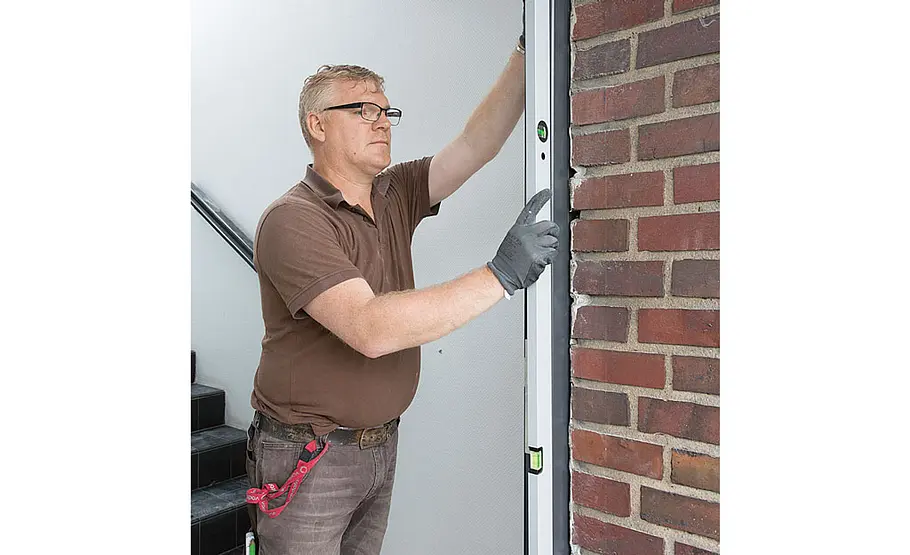 Haustür aus Aluminium einbauen