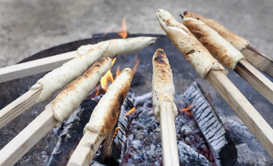 Stockbrot backen Stockbrot backen