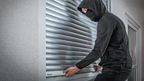 Rollladen-Hochschiebesicherung nachrüsten - Foto: Hersteller / Schellenberg Rollladen-Hochschiebesicherung nachrüsten - Foto: Hersteller / Schellenberg