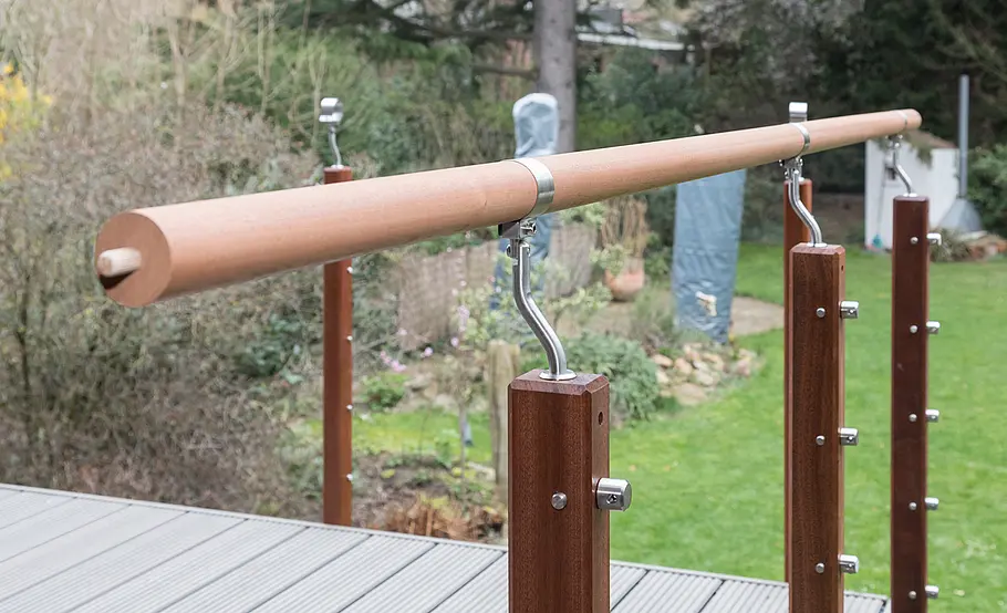 Hochterrasse aus Holz – Geländer