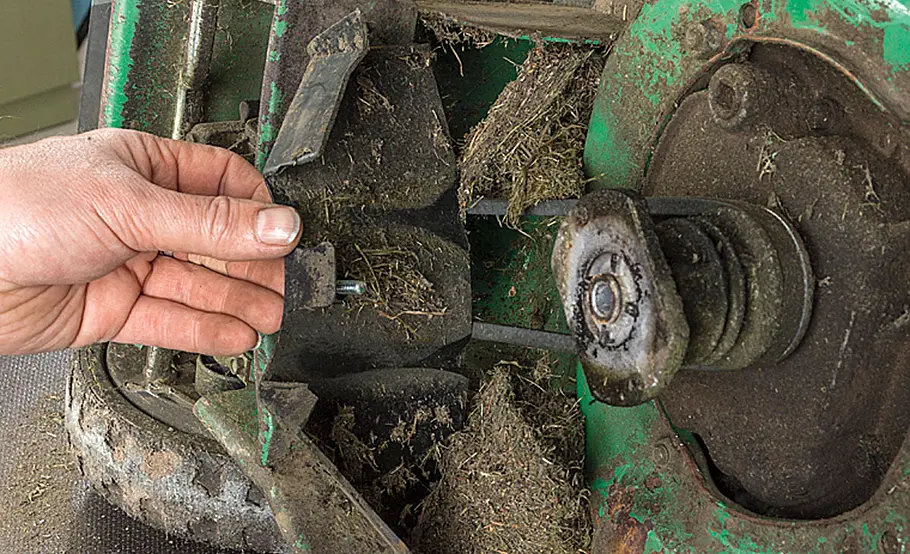 Rasenmäher Reparatur: Mäher reinigen