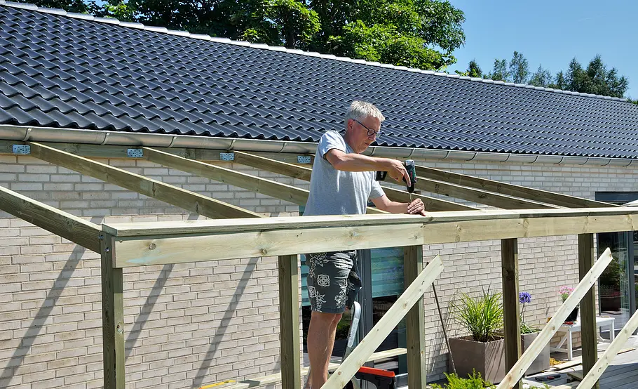 Luftige Pergola aus Holz selber bauen