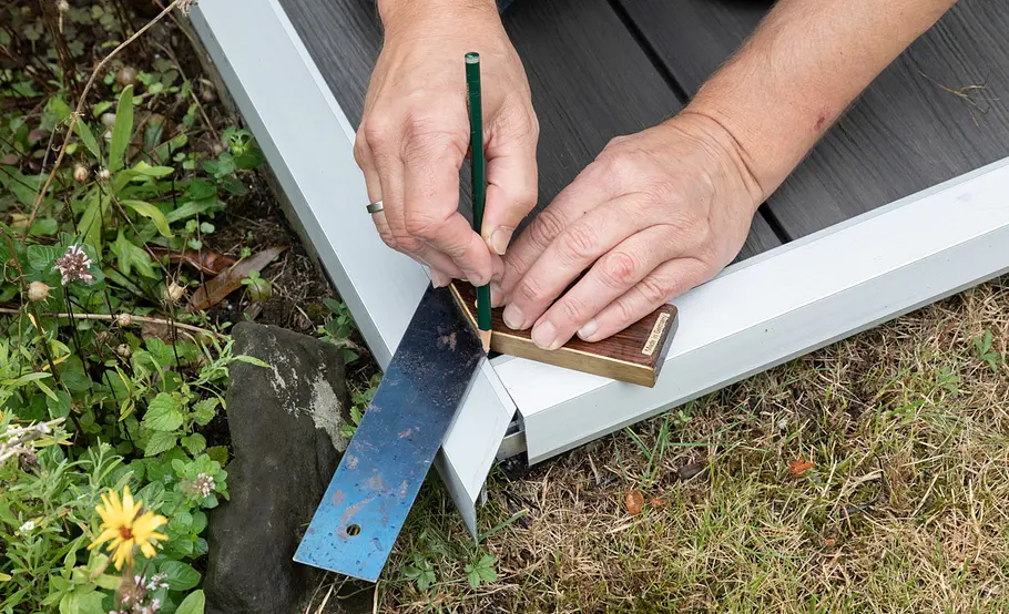 Terrassensanierung: Abdeckprofile zuschneiden und verlegen