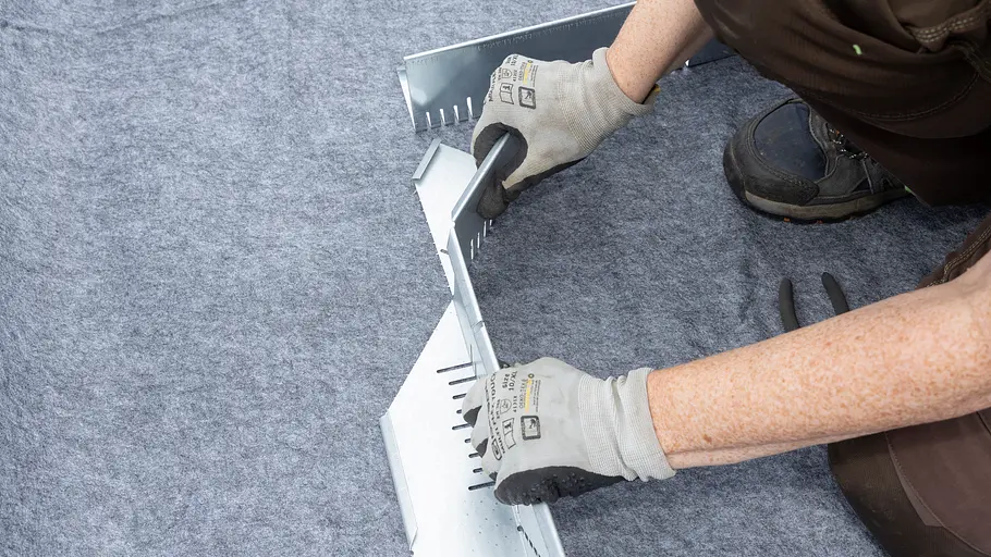 Das entsprechend ausgeschnittene Eckprofil lässt sich dann knicken.