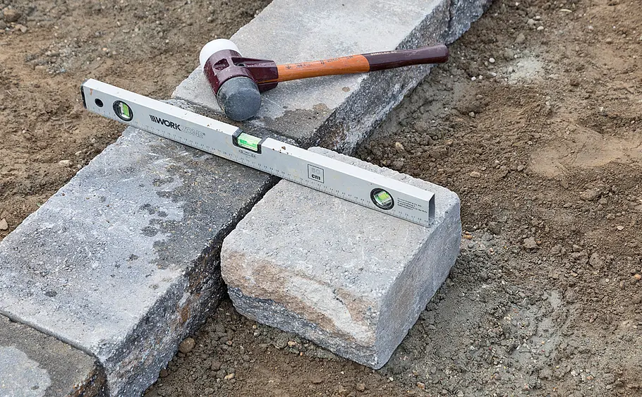 Stufen-Hochbeet aus Betonsteinen mauern