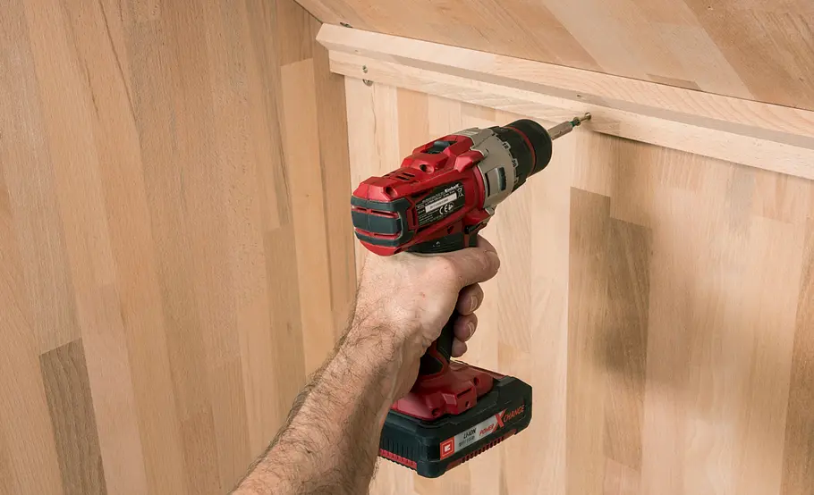 Verschiebbarer Kleiderschrank für unter die Dachschräge bauen