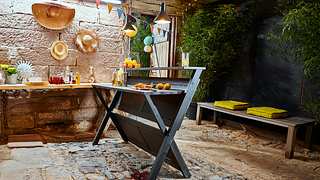 Klappbaren Tresen für Gartenbar selber bauen - Foto: Hersteller / Bosch Home & Garden