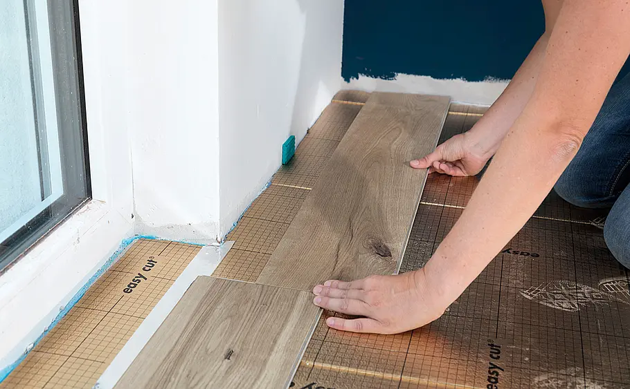 Elastischen Bodenbelag aus Vinyl verlegen