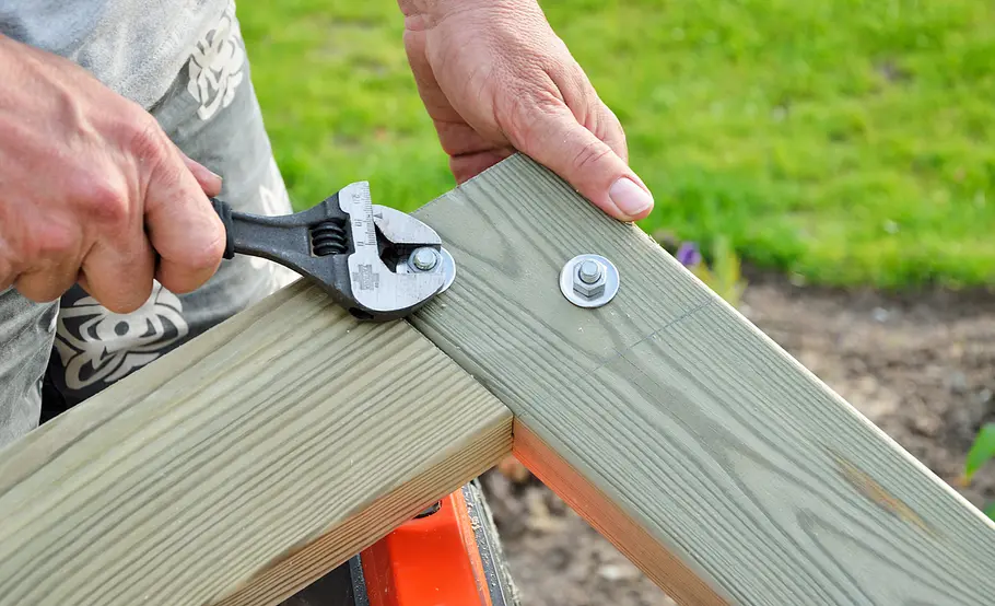 Luftige Pergola aus Holz selber bauen