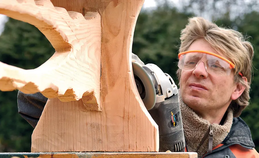 Carving: Bank schnitzen mit der Motorsäge