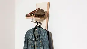 Einfache Garderobe selber bauen - Foto: sidm / KEH Einfache Garderobe selber bauen - Foto: sidm / KEH