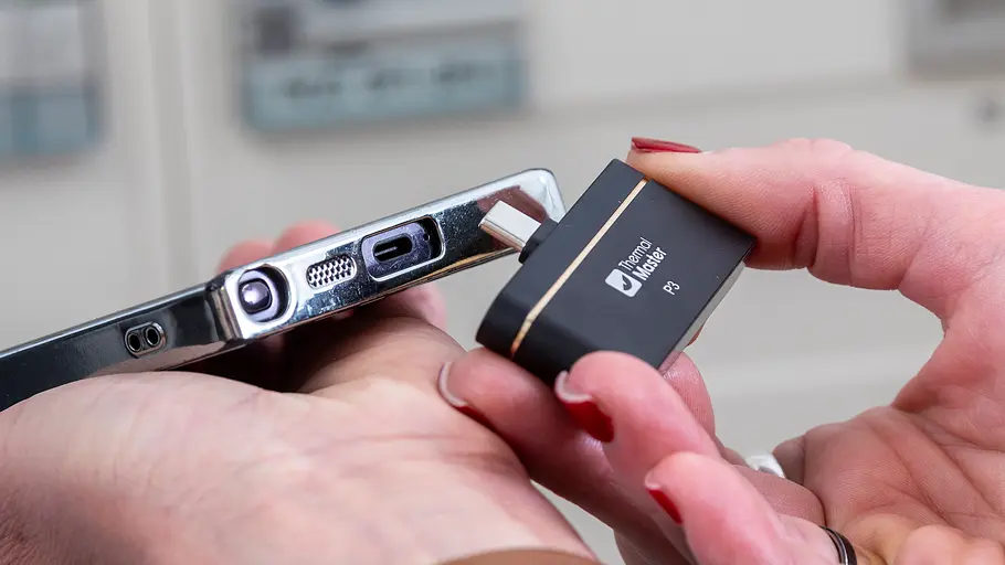 Die Kamera wird einfach in den USB-C-Slot des Smartphones gesteckt. 