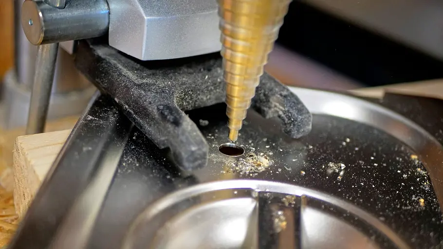 Der Deckel wird an zwei Stellen mit dem Stufenbohrer durchbohrt