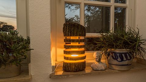 Lampe aus Holzstamm selber bauen - Foto: sidm/Klaus Erich Haun