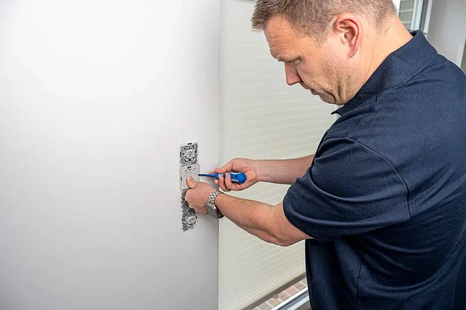Smarte Beschattung Montage eines Smart-Home-Schalters in einer Unterputzdose zur automatisierten Steuerung von Rollläden und Beschattungssystemen.