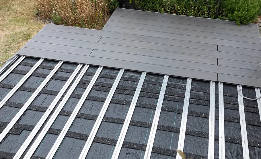 Terrassensanierung: WPC-Dielen im Wechselverband verlegen