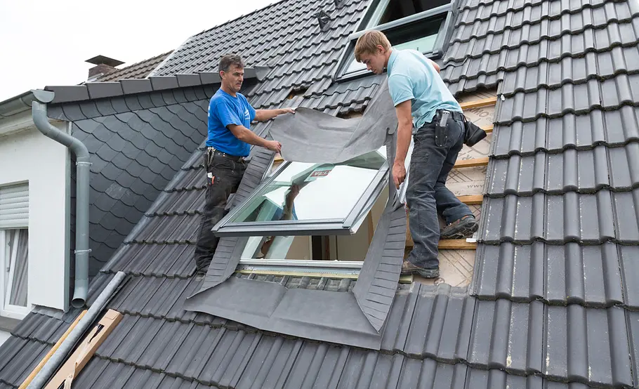 Velux Dachfenster mit Verdunkelungsrollo einbauen