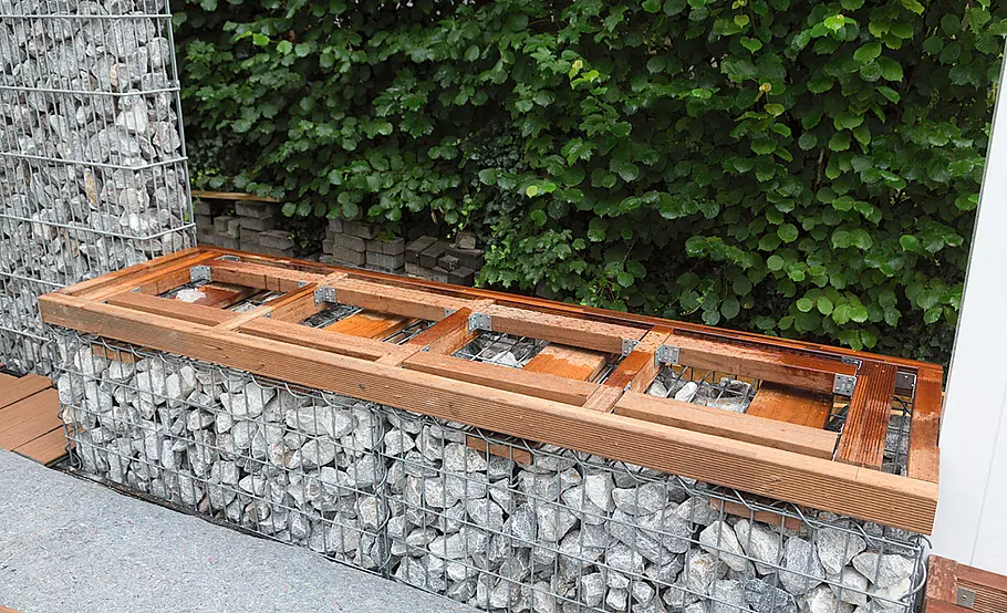 Terrasse mit Stufen in den Garten