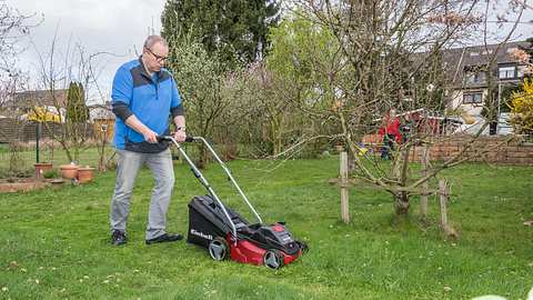 Rasen erneuern - Foto: sidm / KEH