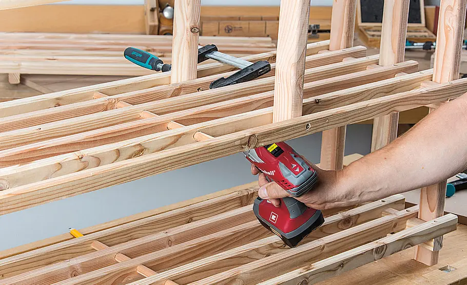 Praktisches Holzregal für den Garten selber bauen