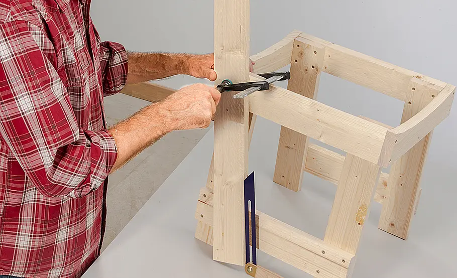 Sägerauen Holzstuhl bauen