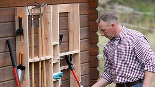 Halterung für Gartengeräte selber bauen - Foto: sidm / DW