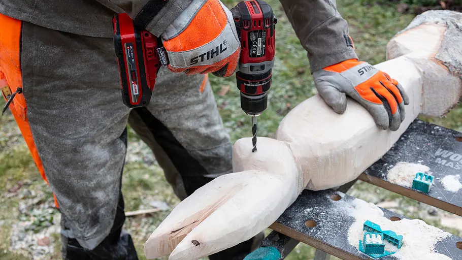 Zuletzt mit einem 10er Bohrer auf beiden Seiten ein Auge bohren. Dann sind Sie fertig.
